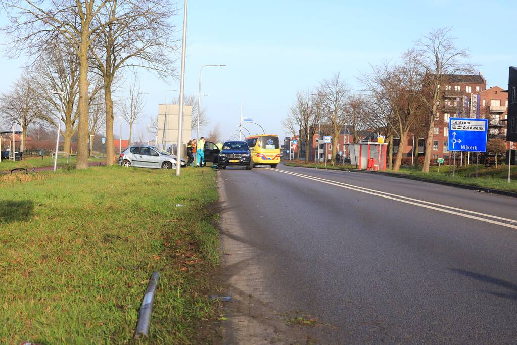 Auto botst in flank van bestelbus