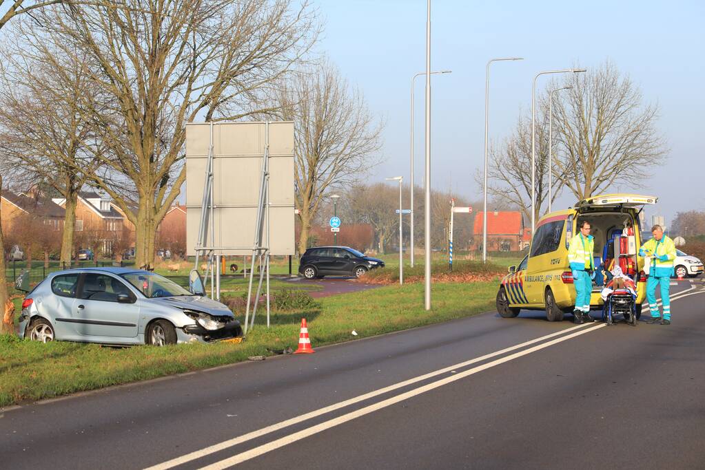 Auto botst in flank van bestelbus