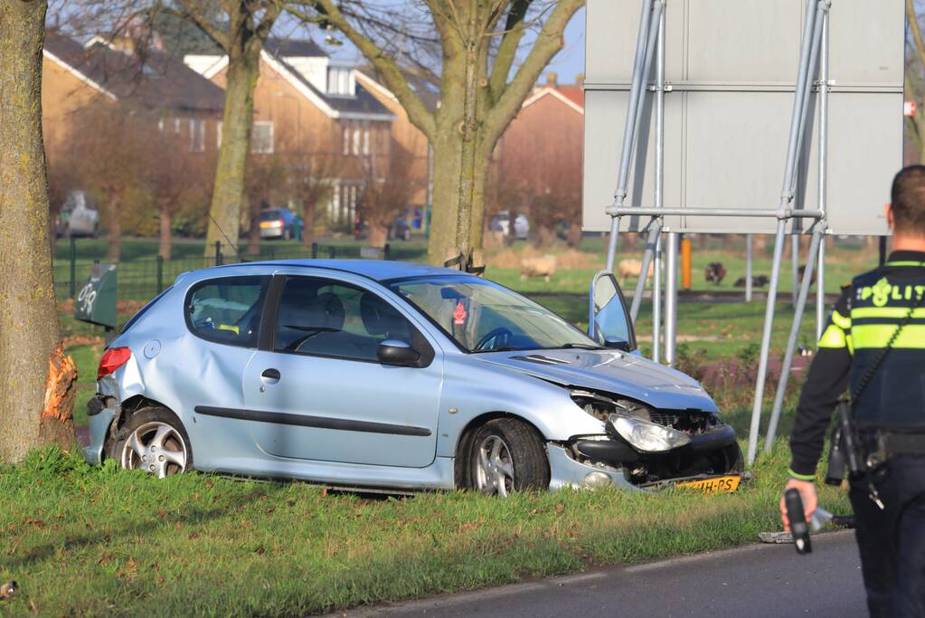 Auto botst in flank van bestelbus