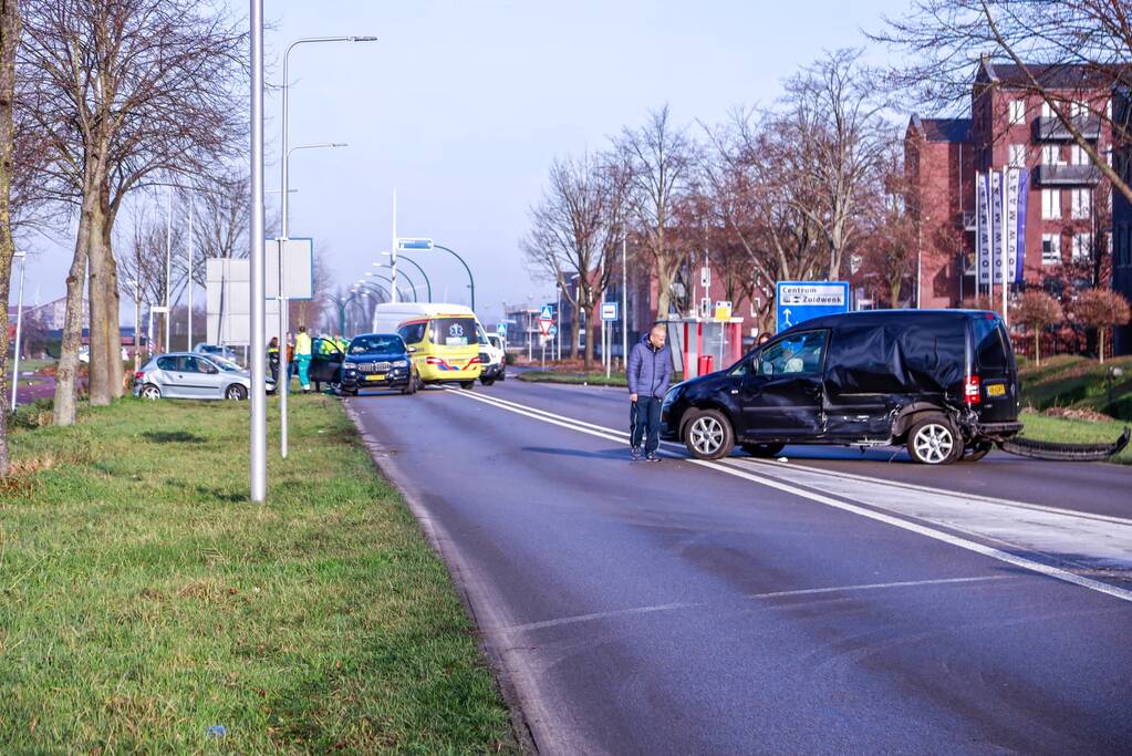 Auto botst in flank van bestelbus