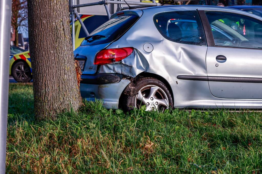 Auto botst in flank van bestelbus