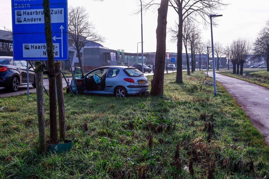 Auto botst in flank van bestelbus