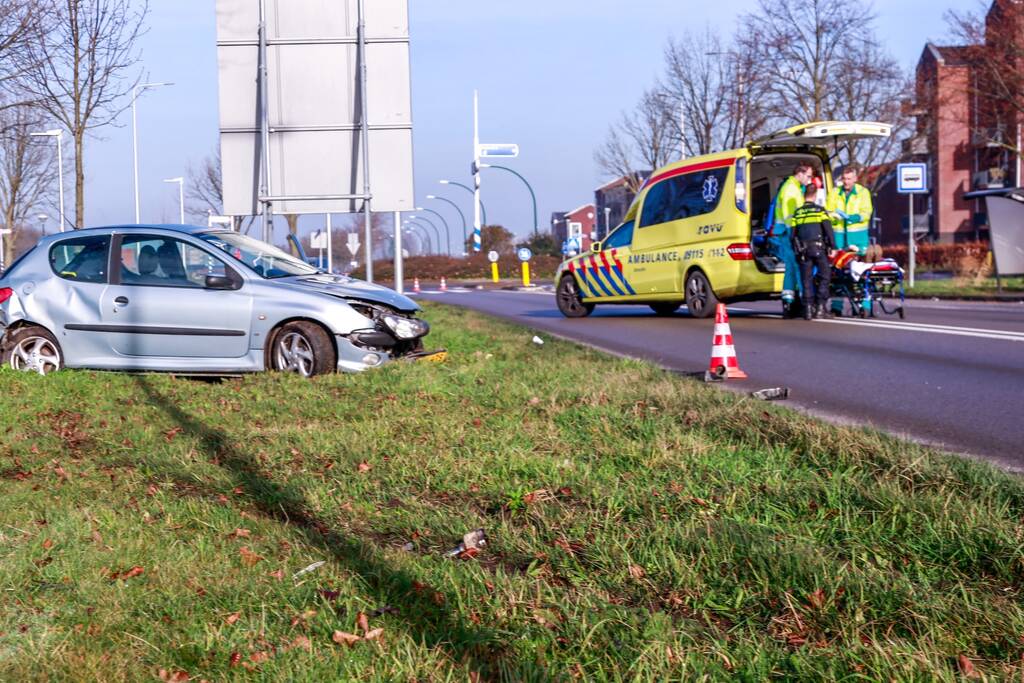 Auto botst in flank van bestelbus