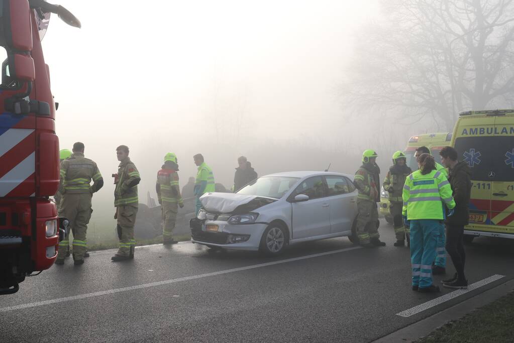 Auto op kop in sloot na botsing met andere auto