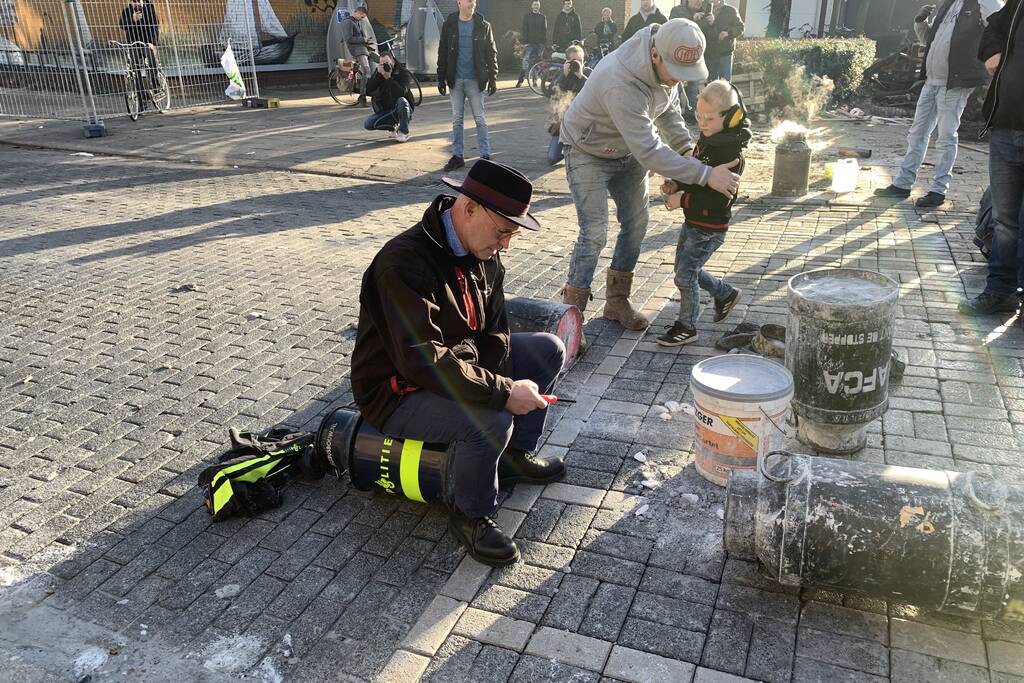 Burgemeester van Kampen plezier met carbidschieten