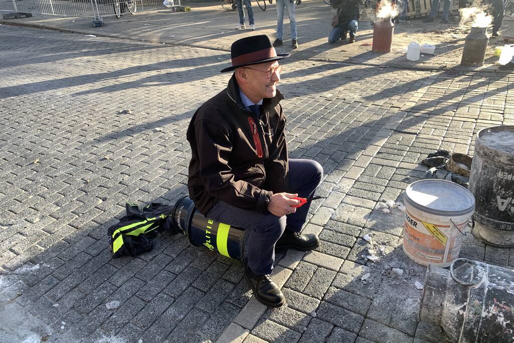 Burgemeester van Kampen plezier met carbidschieten