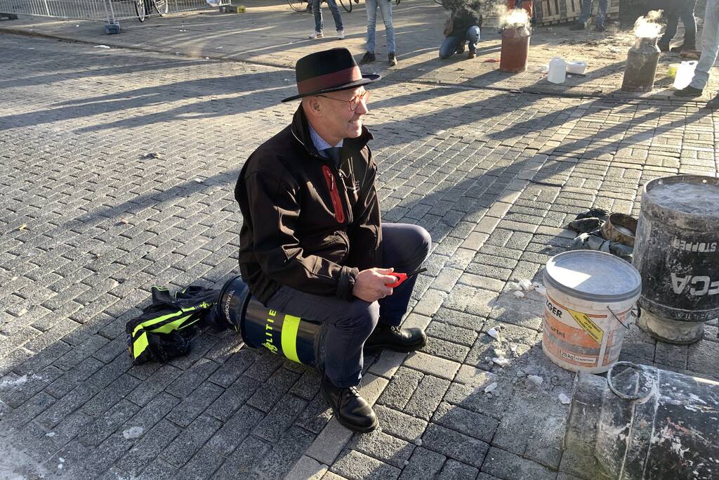 Burgemeester van Kampen plezier met carbidschieten