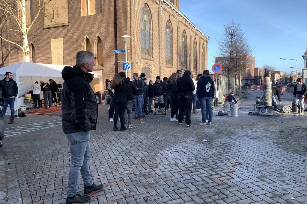 Burgemeester van Kampen plezier met carbidschieten