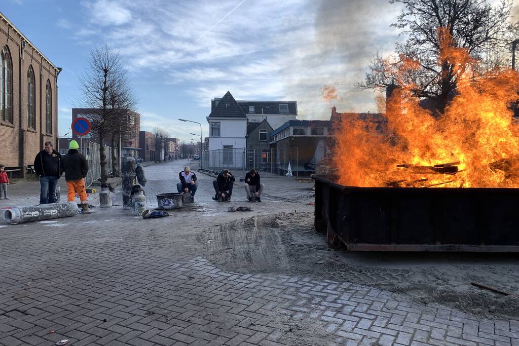 Burgemeester van Kampen plezier met carbidschieten