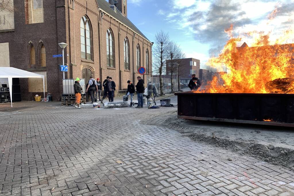 Burgemeester van Kampen plezier met carbidschieten