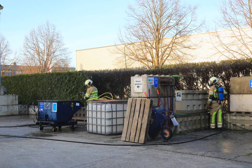 Dikke rookwolken door brand in coniferenhaag