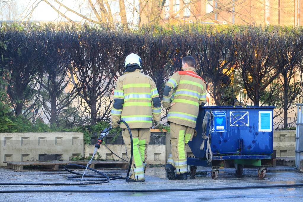 Dikke rookwolken door brand in coniferenhaag