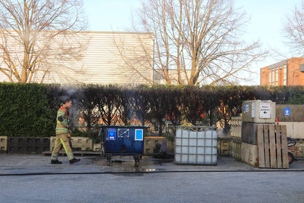 Dikke rookwolken door brand in coniferenhaag