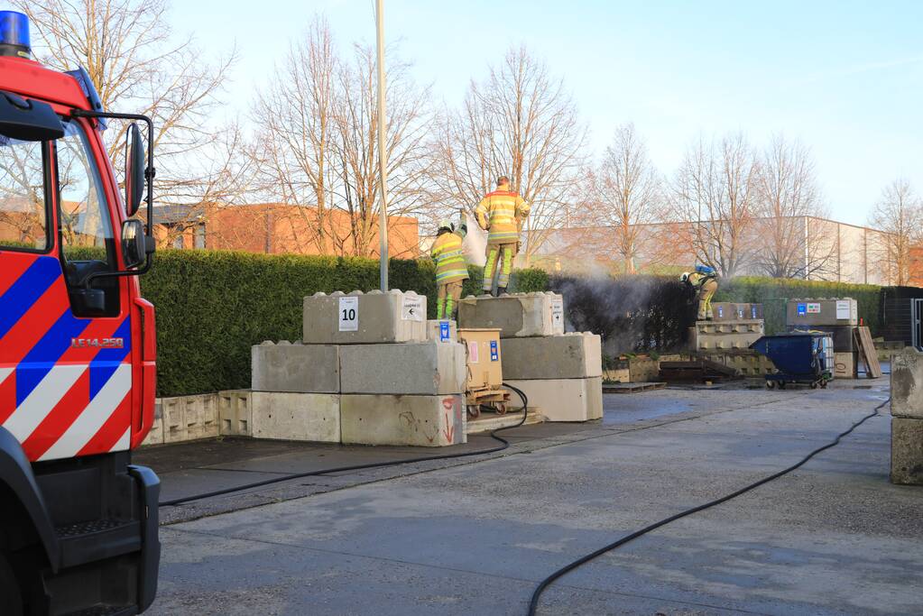 Dikke rookwolken door brand in coniferenhaag