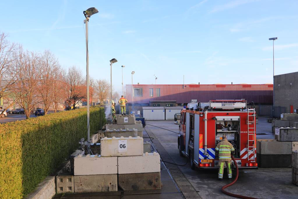 Dikke rookwolken door brand in coniferenhaag