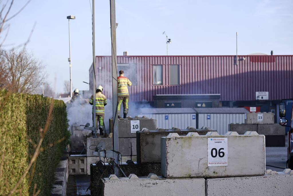 Dikke rookwolken door brand in coniferenhaag