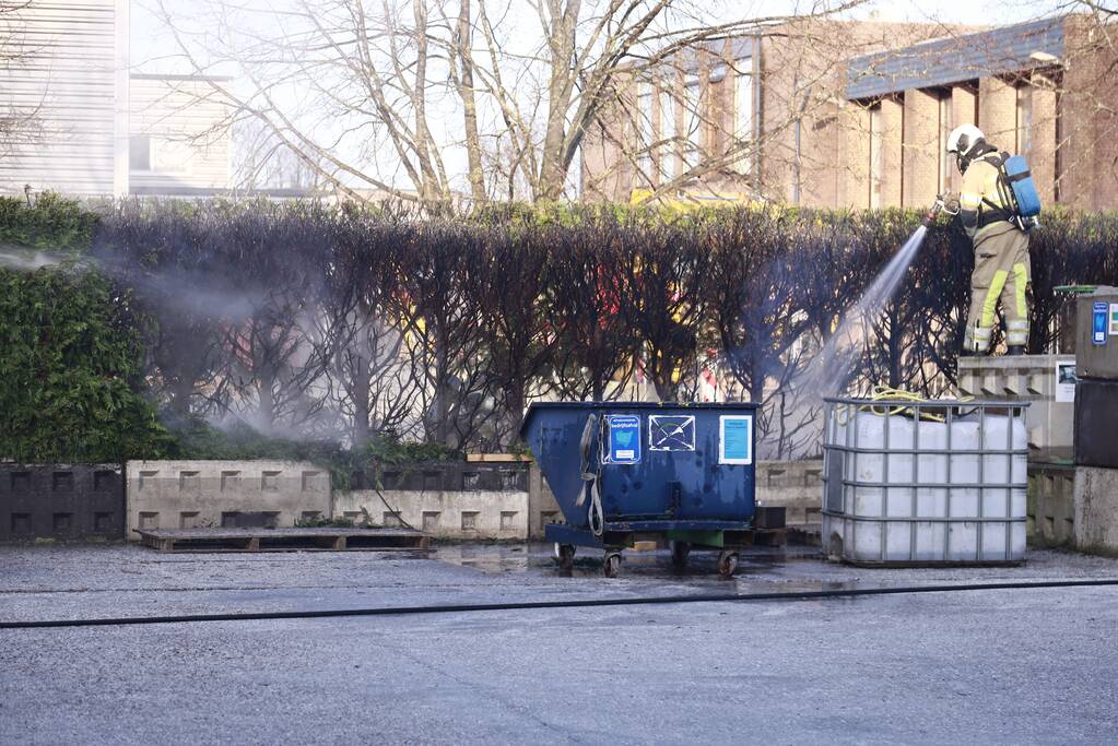 Dikke rookwolken door brand in coniferenhaag