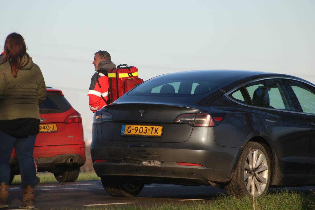 Kopstaart-botsing tussen twee auto's