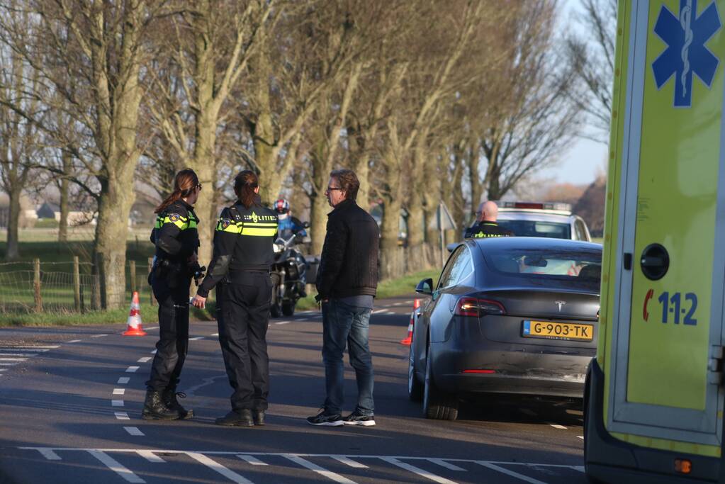 Kopstaart-botsing tussen twee auto's