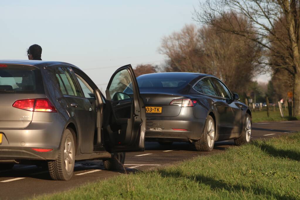 Kopstaart-botsing tussen twee auto's