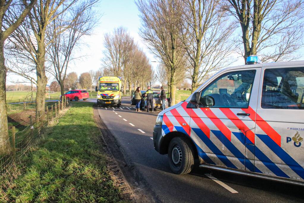 Kopstaart-botsing tussen twee auto's