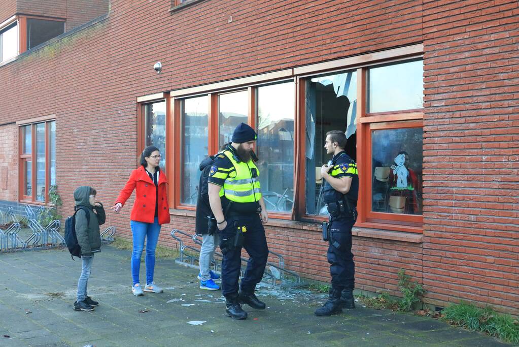 Ruit basisschool Zwaluwenest opgeblazen  door vuurwerk