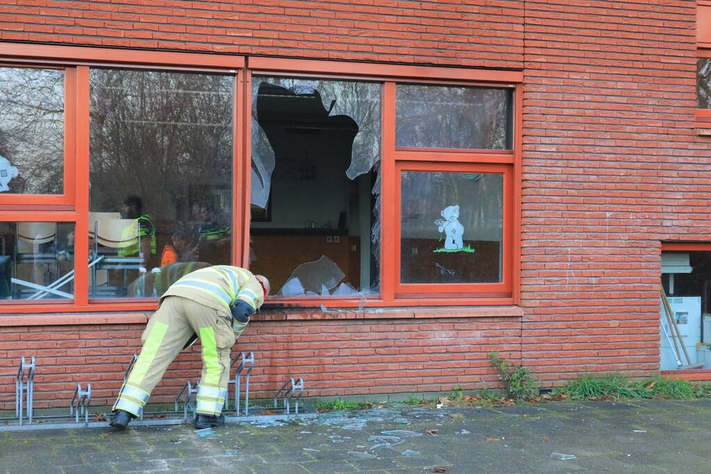Ruit basisschool Zwaluwenest opgeblazen  door vuurwerk