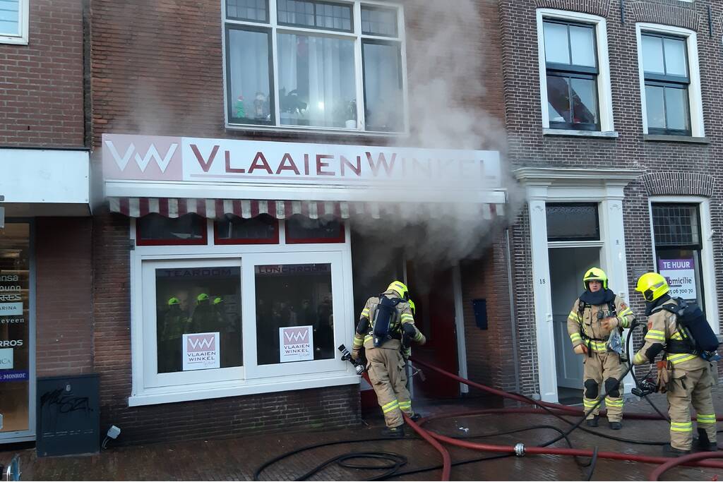 Grote brand in bakkerij lastig te bestrijden