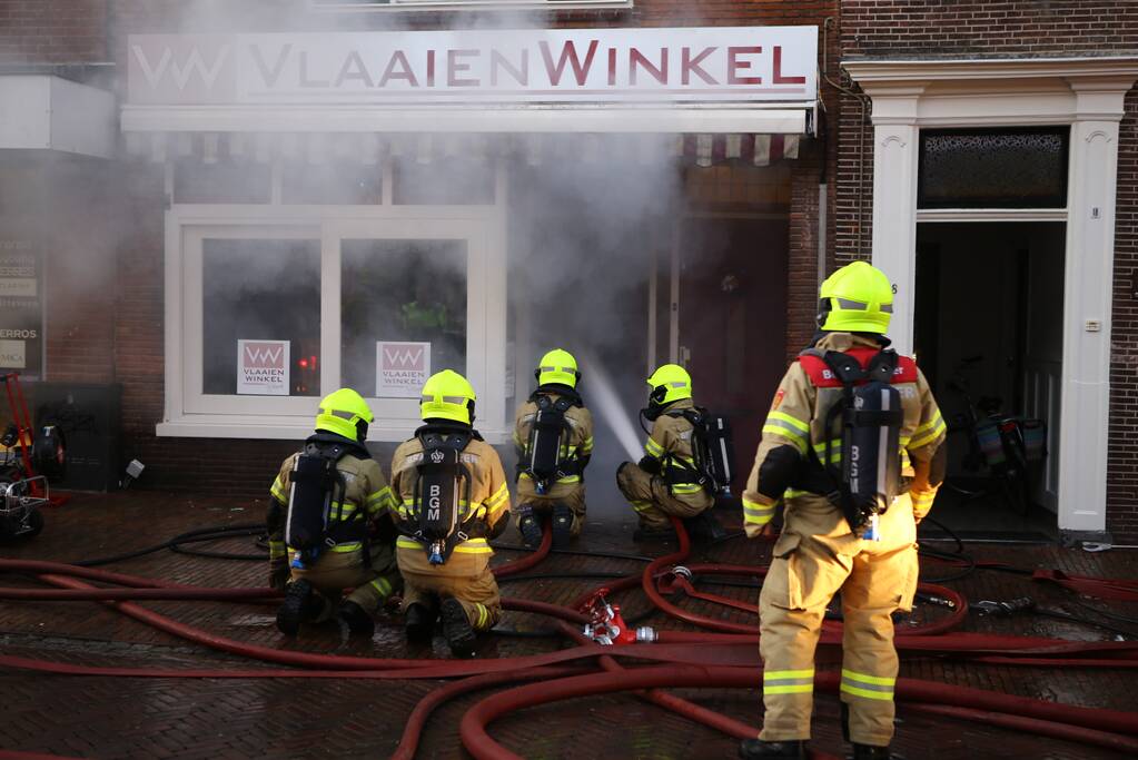 Grote brand in bakkerij lastig te bestrijden