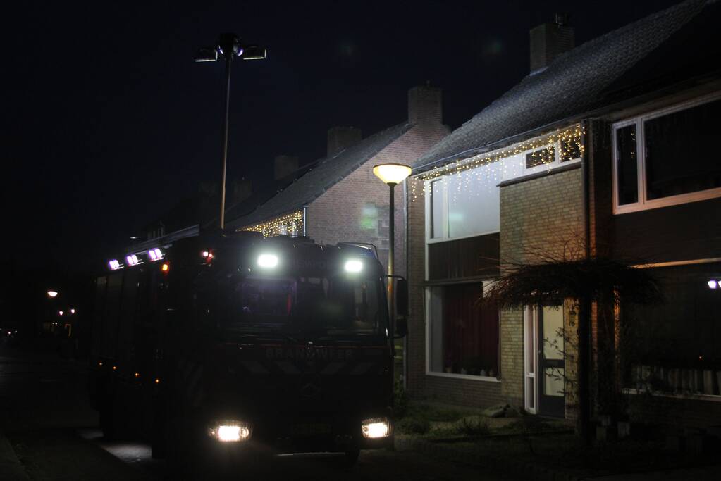 Brandweer veegt schoorsteen na schoorsteenbrand