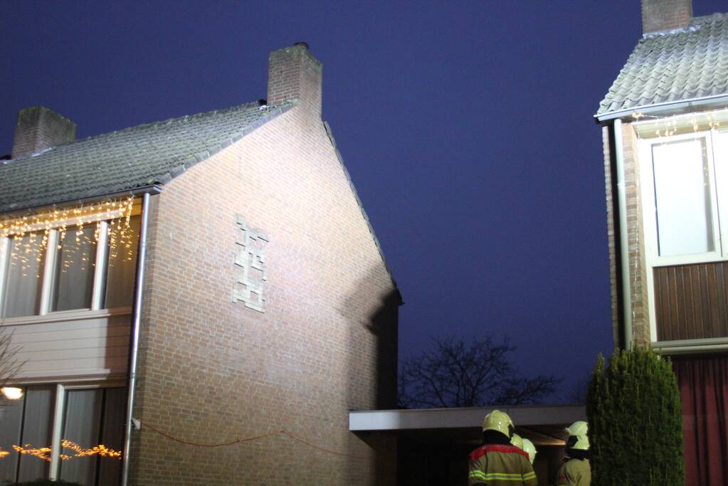 Brandweer veegt schoorsteen na schoorsteenbrand