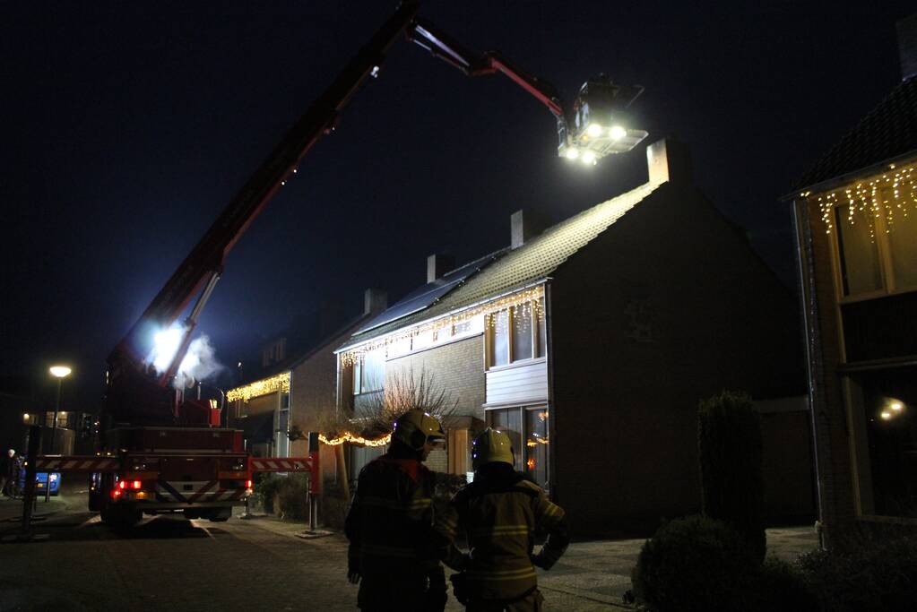 Brandweer veegt schoorsteen na schoorsteenbrand