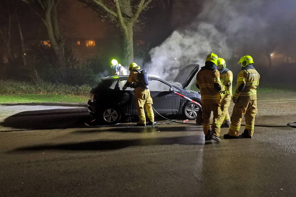 Uitgebrande auto vliegt opnieuw in brand