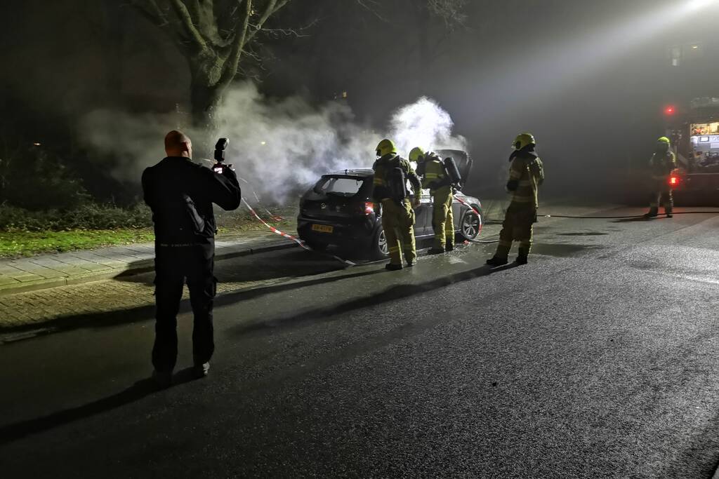 Uitgebrande auto vliegt opnieuw in brand