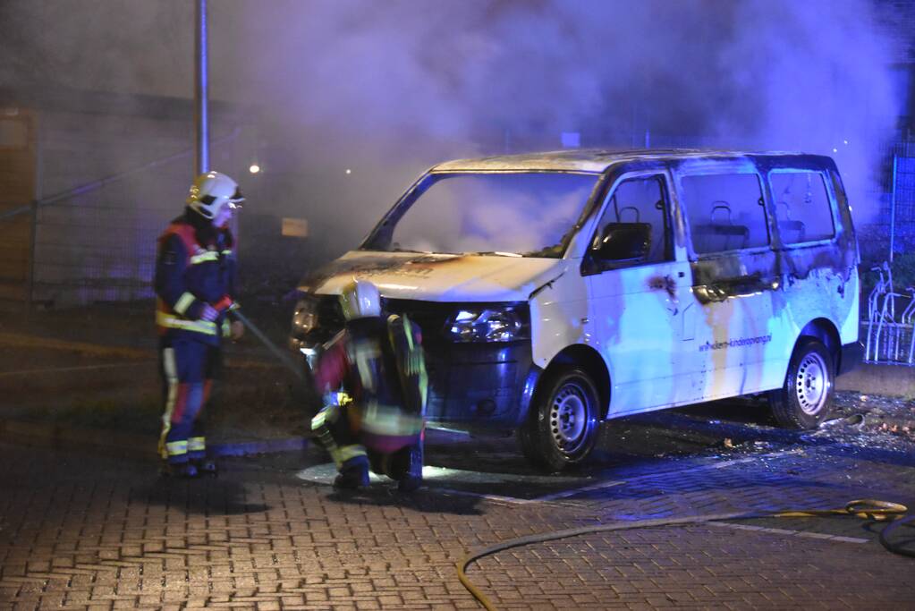 Bestelbus volledig verwoest door brand
