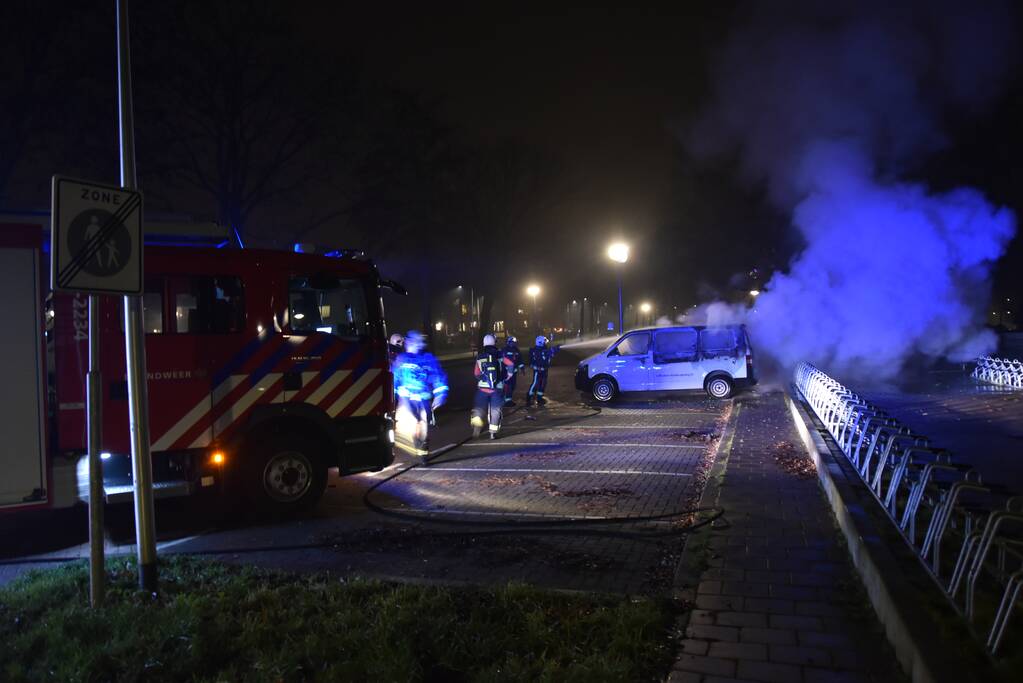 Bestelbus volledig verwoest door brand