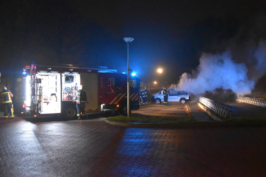 Bestelbus volledig verwoest door brand