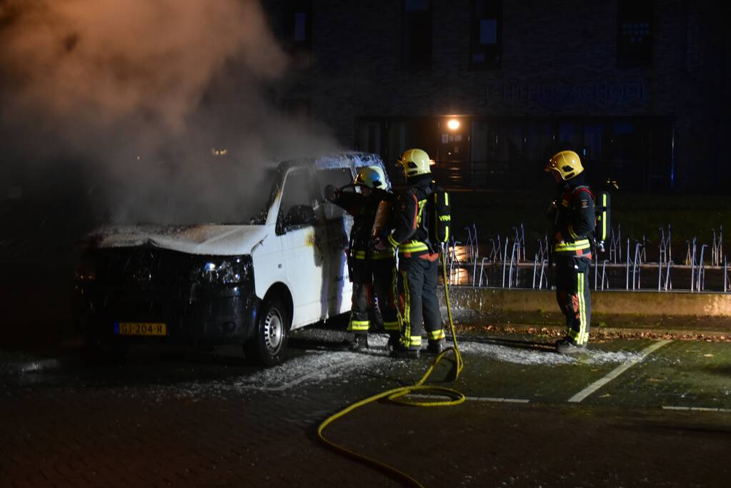 Bestelbus volledig verwoest door brand