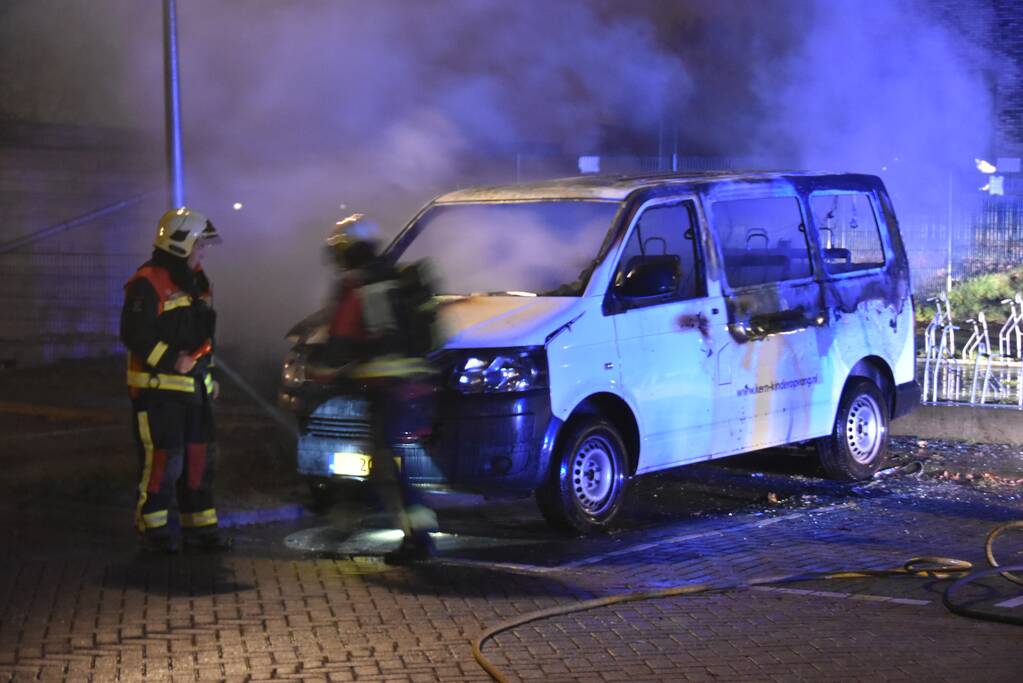 Bestelbus volledig verwoest door brand
