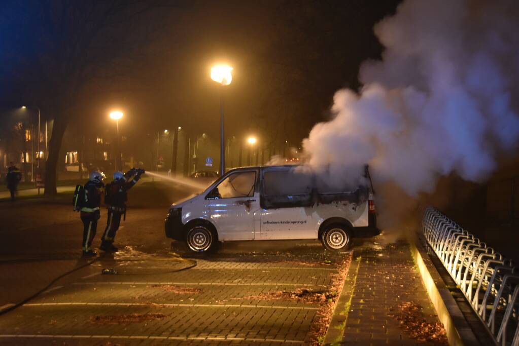 Bestelbus volledig verwoest door brand