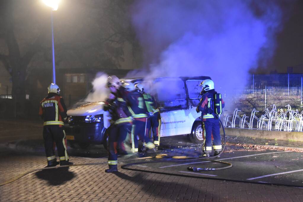 Bestelbus volledig verwoest door brand