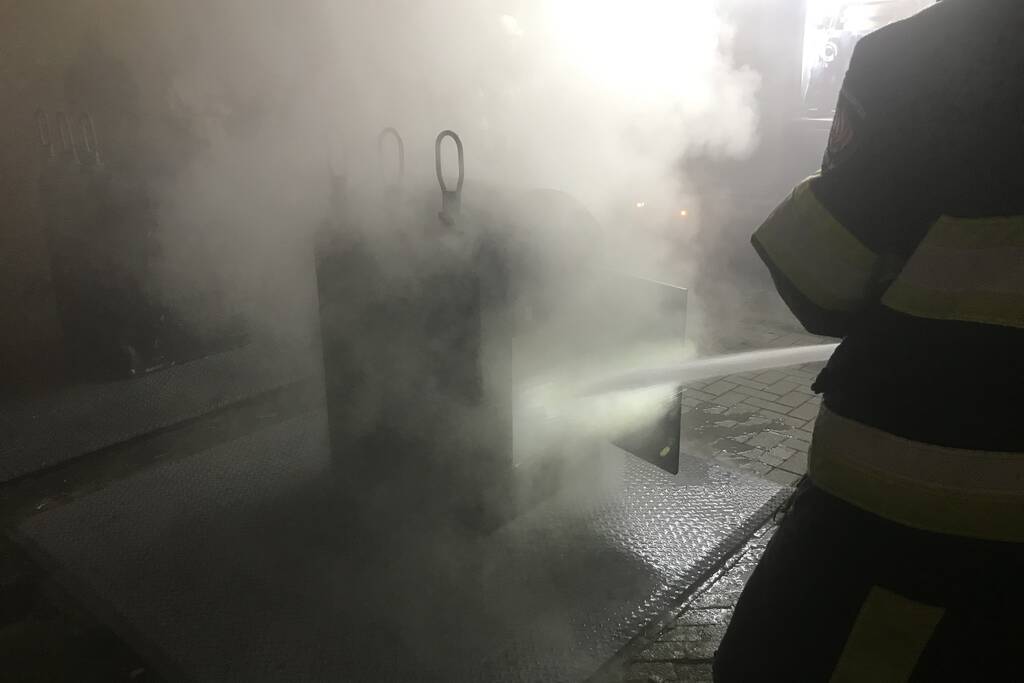 Brandweer bekogeld met vuurwerk tijdens blussen