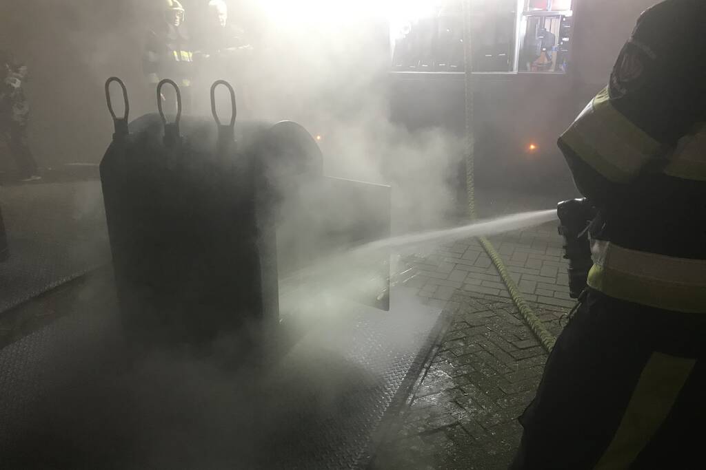 Brandweer bekogeld met vuurwerk tijdens blussen