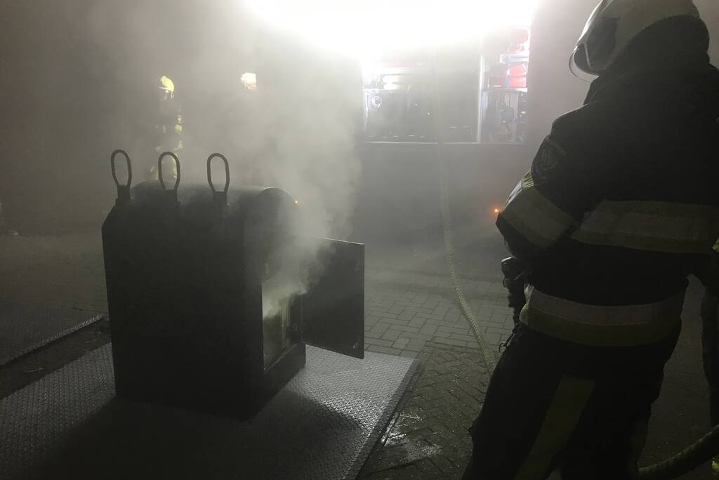 Brandweer bekogeld met vuurwerk tijdens blussen