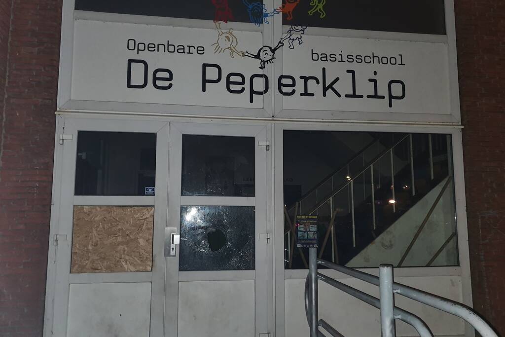 Wederom ruit vernield en vuurwerk naar binnen gegooid in basisschool De Paperclip