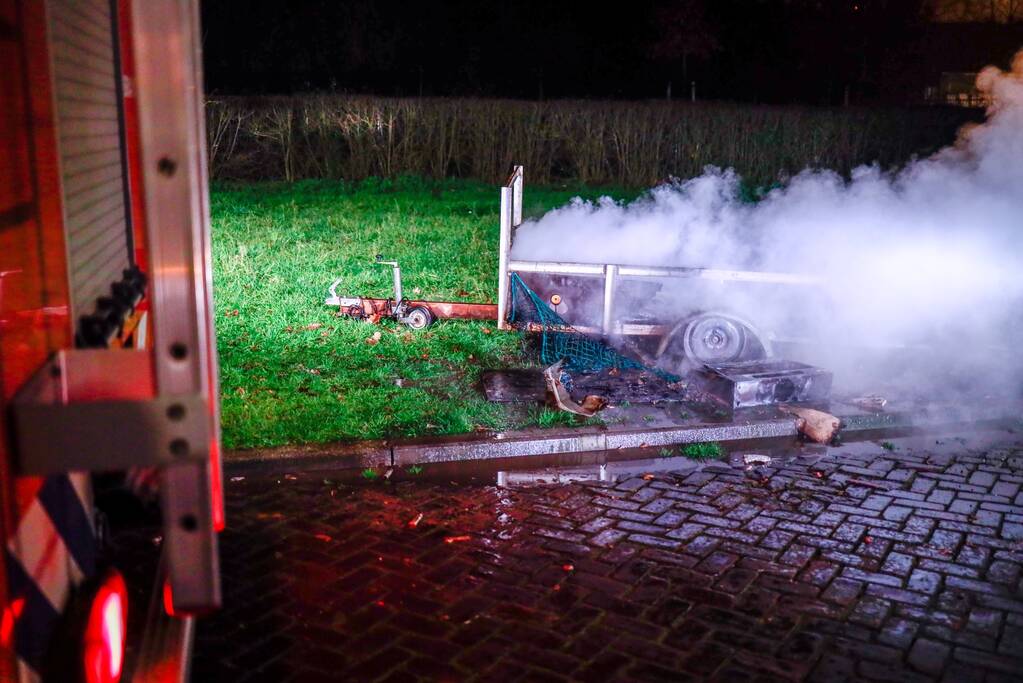 Aanhangwagen vat vlam