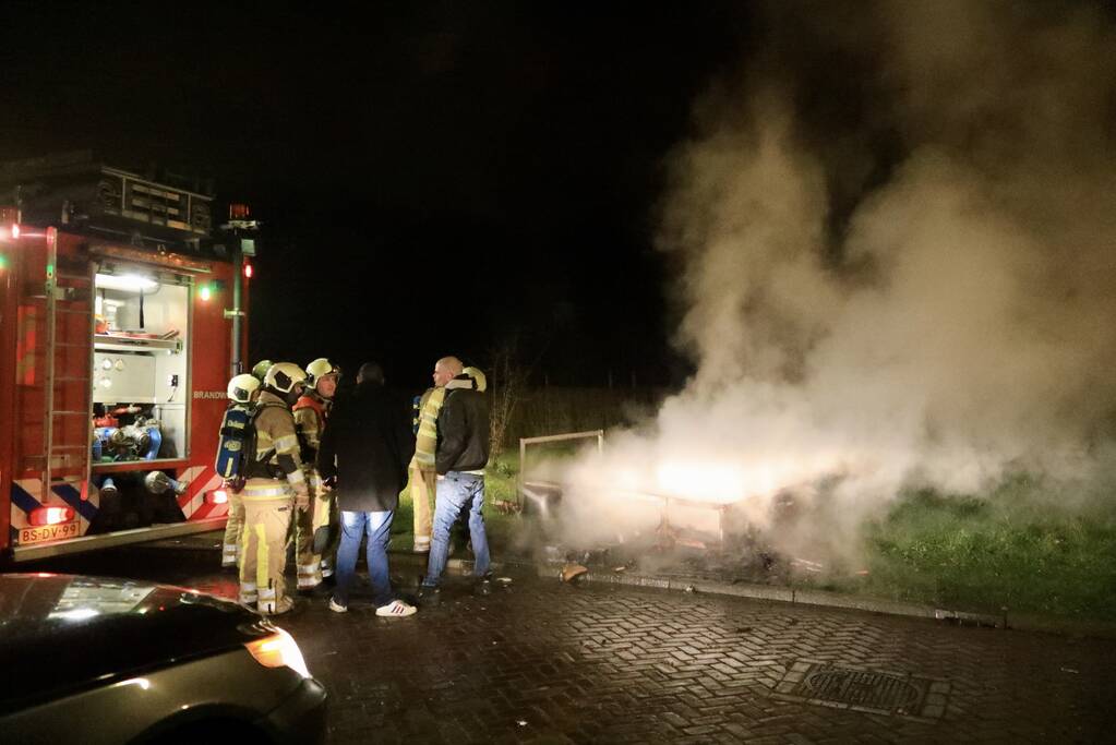 Aanhangwagen vat vlam