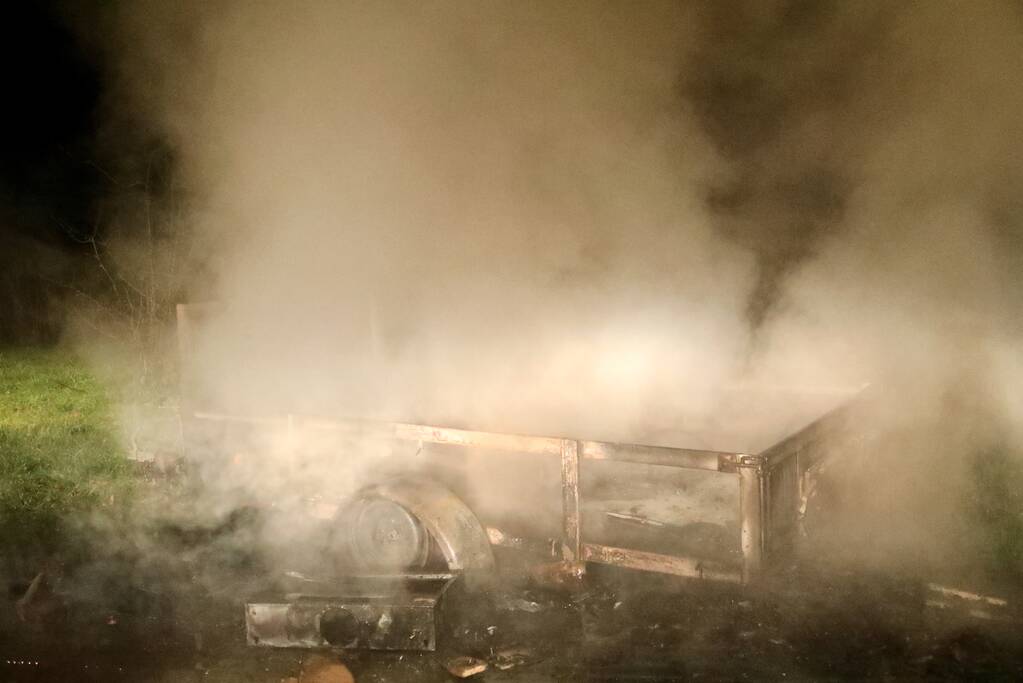 Aanhangwagen vat vlam