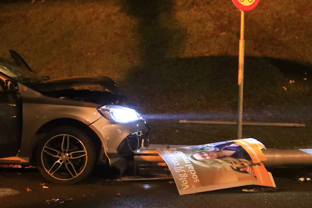 Automobilist rijdt lantaarnpaal uit de grond