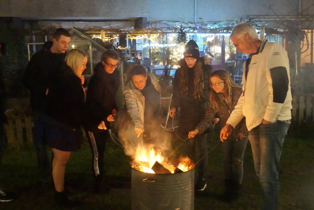 Vreugde vuur met een gezellig drankje